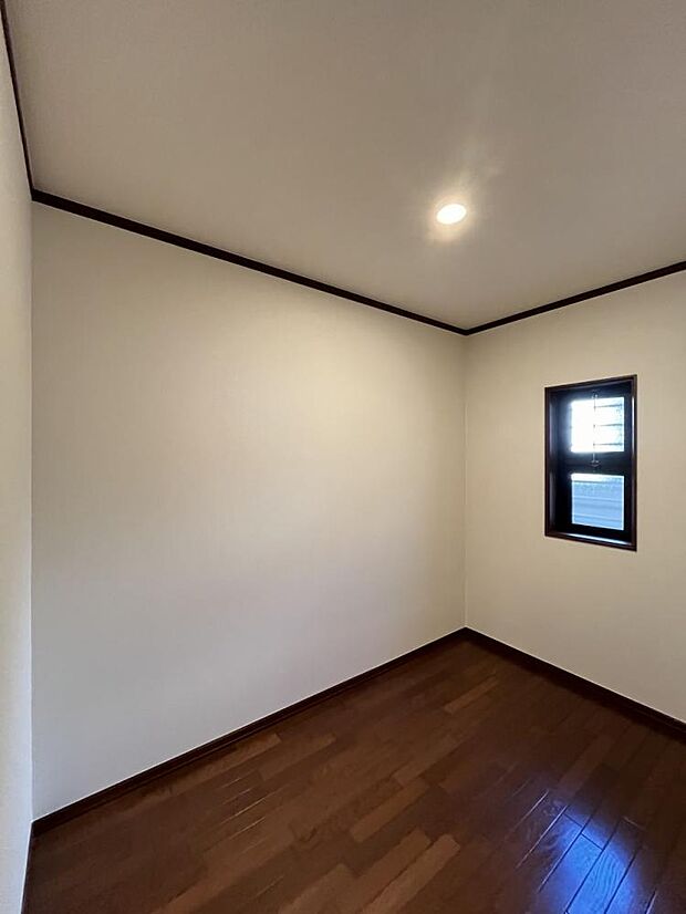【リフォーム済】1階納戸の写真です。クロス張替え・ハウスクリーニングを行いました。