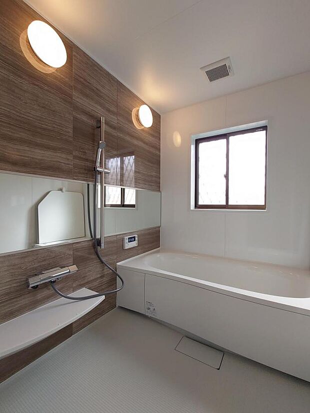 【リフォーム済】浴室はパナソニック製の新品のユニットバスに交換しました。浴槽には滑り止めの凹凸があり、床は濡れた状態でも滑りにくい加工がされている安心設計です。