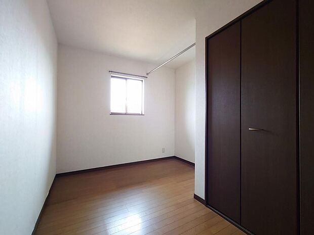 【リフォーム済】2階洋室の写真です。クロス張替え、照明新品交換など行いました。