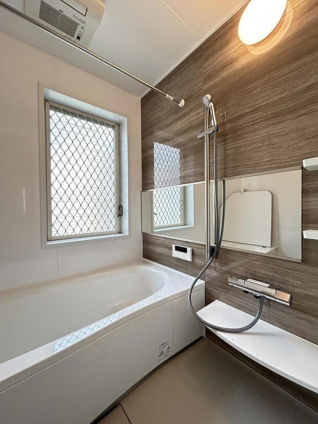 【リフォーム済】浴室はパナソニック製の新品のユニットバスに交換しました。浴槽には滑り止めの凹凸があり、床は濡れた状態でも滑りにくい加工がされている安心設計です。