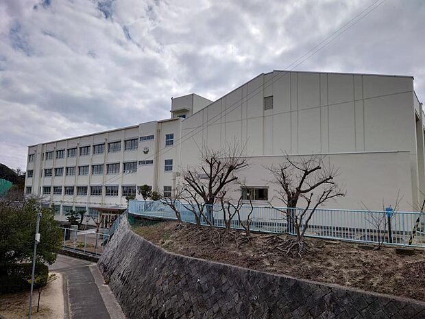 【周辺環境】神戸市立高倉中学校まで約1400ｍ、徒歩約18分です。