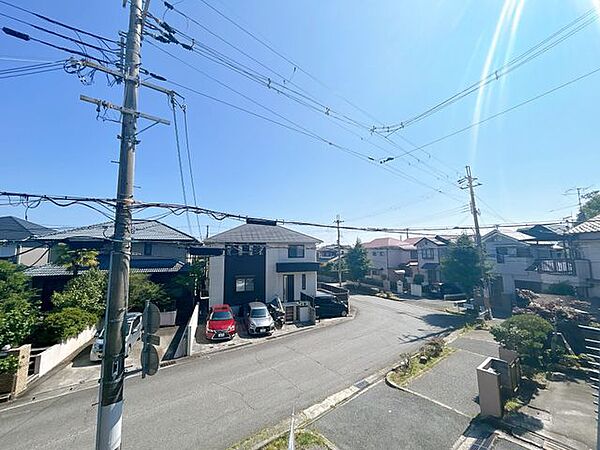 【眺望】2階南側バルコニーからの眺望の写真です。南側の角地なので陽当たりもよさそうですね。