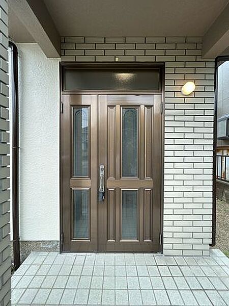 【リフォーム後】玄関ドアには明り取りがあり光がさし込み明るく照らしてくれます。クリーニングを行いました。