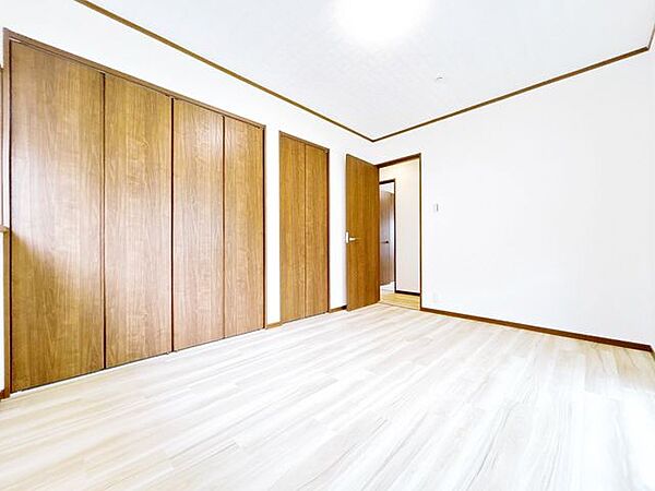 【リフォーム済】2階の南西洋室の写真です。クロス張替、フロアタイル上張、建具交換等行いました。
