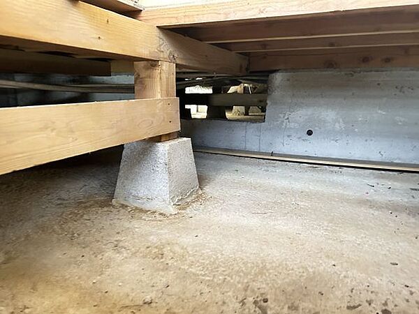 中古住宅の3大リスクである、雨漏り、主要構造部分の欠陥や腐食、給排水管の漏水や故障を2年間保証します。その前提で床下まで確認の上で、シロアリの被害調査と防除工事もおこないました。