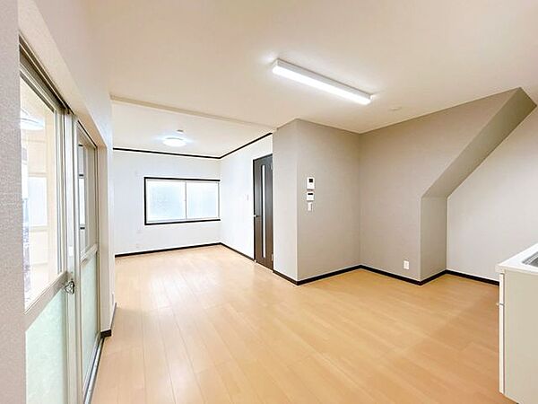 【リフォーム済】LDK約12帖の写真です。クロス張替え、フロアタイル上張り等行いました。
