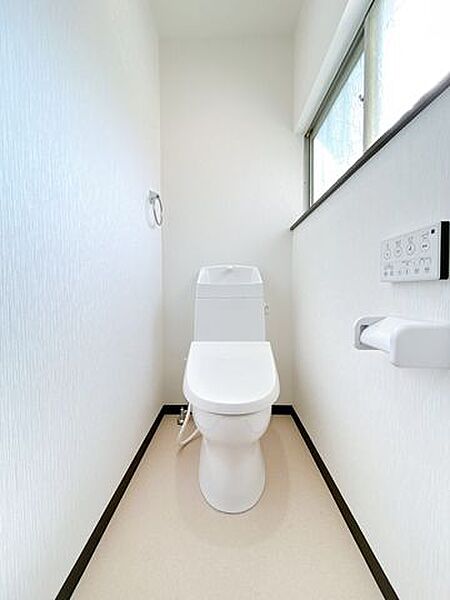 【リフォーム済】トイレの写真です。温水洗浄機能付きに新品交換しました。表面は凹凸がないため汚れが付きにくく、継ぎ目のない形状でお手入れが簡単です。節水機能付きなのでお財布にも優しいですね。
