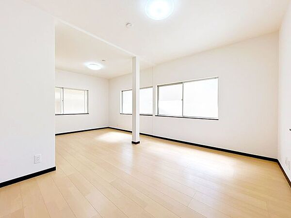 【リフォーム済】2階10.5帖の洋室は和室から洋室に変更いたしました。押入はクローゼットに交換しました。子供部屋や主寝室にいかがでしょうか。