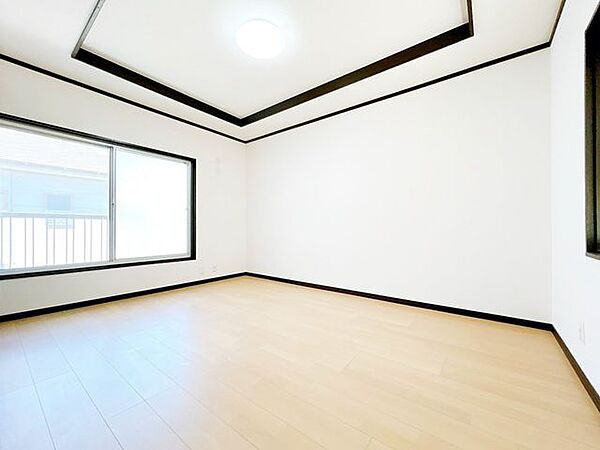 【リフォーム済】2階6帖洋室の別角度です。ベランダがついています。