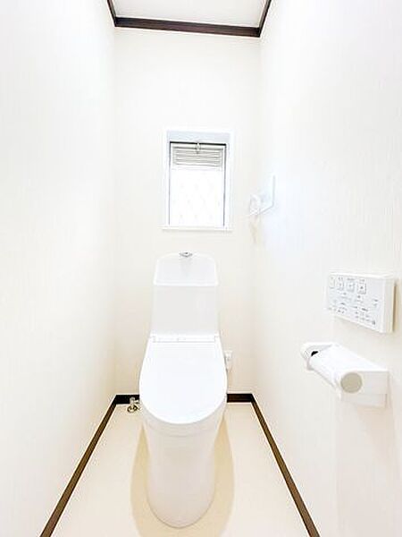【リフォーム済】1階トイレはクロス張替えとTOTO製トイレに交換済です。