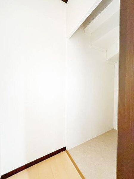 【リフォーム済】玄関近くの階段下収納です。奥行きがあるのでアウトドア用品などを収納するのに便利ですね。