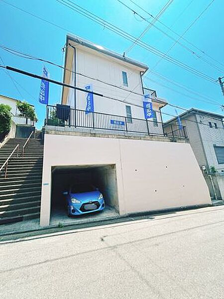 【リフォーム済】現地外観の別角度の写真です。車庫1台（ワンボックスカーも可能）ございます。