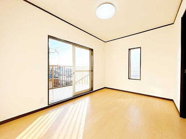 【リフォーム済】2階洋室約5.7帖です。クロス張替え、フローリング上張り等を行いました。南向きバルコニーがあるので陽当たり良好です。
