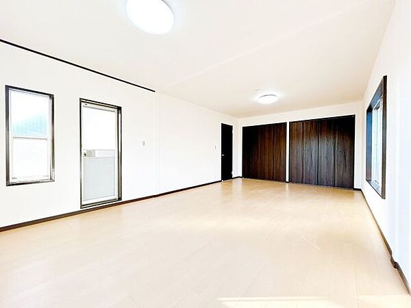 【リフォーム済】2階洋室約14.5帖です。洋室拡張工事、クロス張替え、建具新品交換を行いました。広々としているので主寝室としてもご利用いただけます。