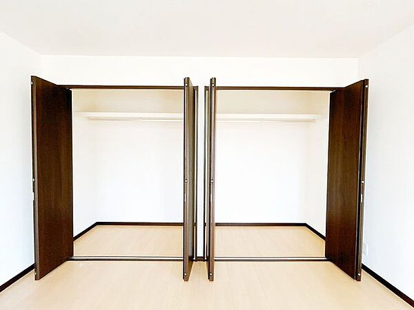 【リフォーム済】洋室約14.5帖の収納です。建具は新品交換しました。大きな収納があると嬉しいですよね。