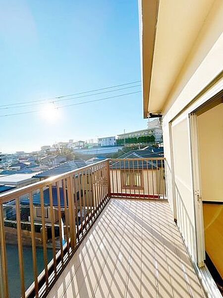 【リフォーム済】バルコニーです。塗装を行いました。南向きなので洗濯物もよく乾きそうですね。