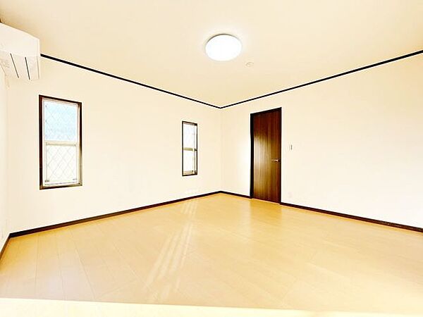 【リフォーム済】1階洋室約8.5帖です。クロス張替え、フローリング上張り等を行いました。リビングとつながっているので、第二リビングや居室としてもお使いいただけます。
