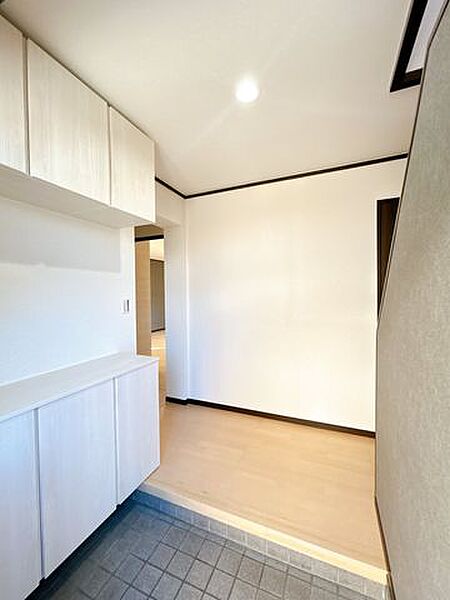 【リフォーム済】玄関内側の写真です。シューズBOXは新設設置いたしました。