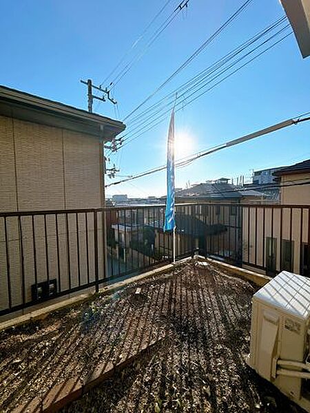 【リフォーム済】庭です。植栽伐採を行いました。南向きなので暖かい光が入ってきますね。