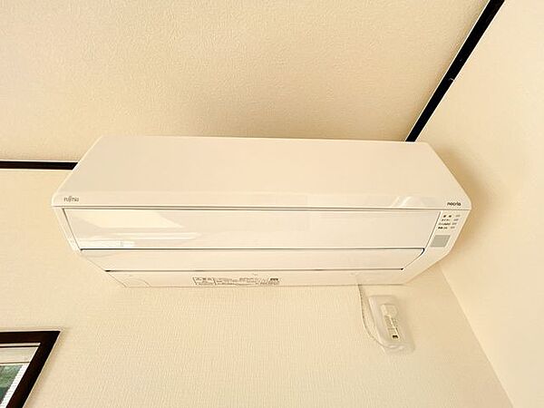 【リフォーム済】1階8.5帖洋室のエアコンです。新品のものを設置しています。引っ越し作業も暑い夏でもできますね。