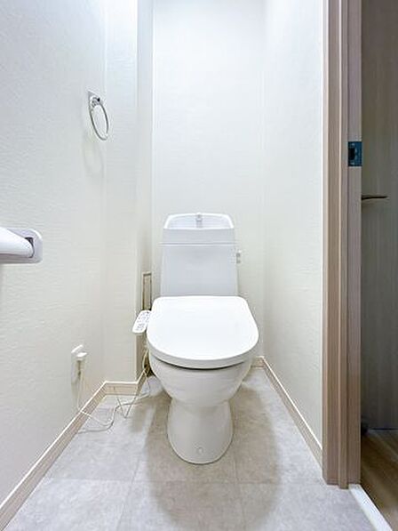 【リフォーム済】トイレです。トイレ新設、クッションフロア張替え、クロス張替え、照明交換等を行いました。