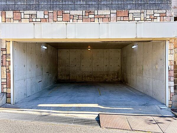 【リフォーム済】駐車場の写真です。普通車並列2台駐車可能です。掘り込み車庫なので、雨から車を守ることができます。照明器具交換を行いました。