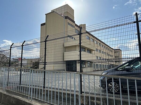 桃山台中学校 【周辺環境】神戸市立桃山台小学校まで約1900ｍ（徒歩約24分）です。