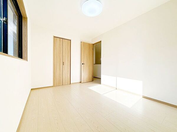 【リフォーム済】2階南西6帖洋室の写真です。フローリング上張り、建具交換、クロス張替等行いました。子ども部屋にいかがでしょうか。