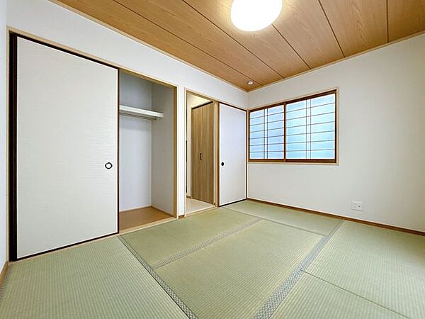 【リフォーム済】和室の別角度の写真です。畳表替え、障子、襖張替、クロス張替等行いました。客間やくつろぎスペースに使えそうですね。