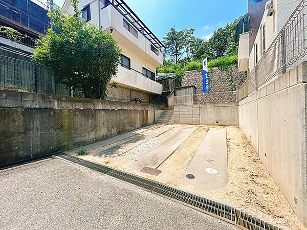 【駐車場】並列2台駐車可能です。前面道路は車通りが少なめなので駐車が苦手な方でも安心です。
