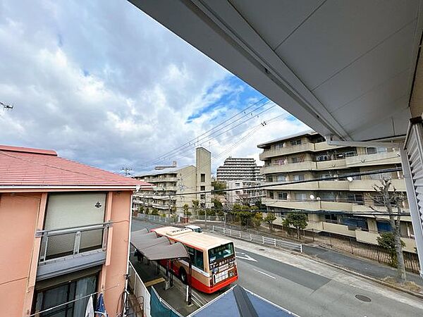 【眺望】眺望写真です。赤羽団地が広がっています。目の前にはバス停があり、明石駅に行きやすいです。バスを経由して約25分程度で着きます。