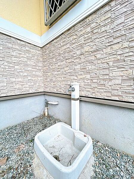 【現況】外水栓です。ホースをつなげて洗車もできますね。