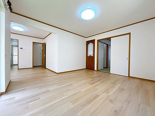 【リフォーム済】17.8帖LDKの写真です。クロス張替、フロアタイル上張り、照明器具新設等行いました。和室と繋がっているので使いやすいですね。