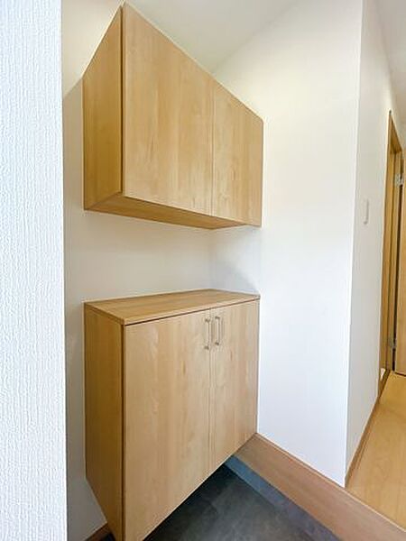 【リフォーム済】玄関内部の写真になります。シューズボックスを新設しました。ニの字型を採用致しました。