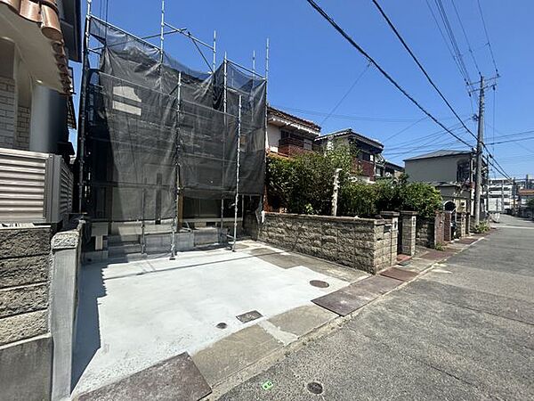 【リフォーム済】外観写真別角度になります。間口を広げるため拡張工事を行いました。普通車と軽自動車が駐車可能になります。