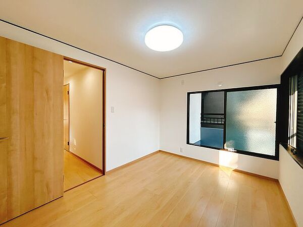【リフォーム済】2階北側6帖洋室の写真になります。フローリング張替工事を行いました。