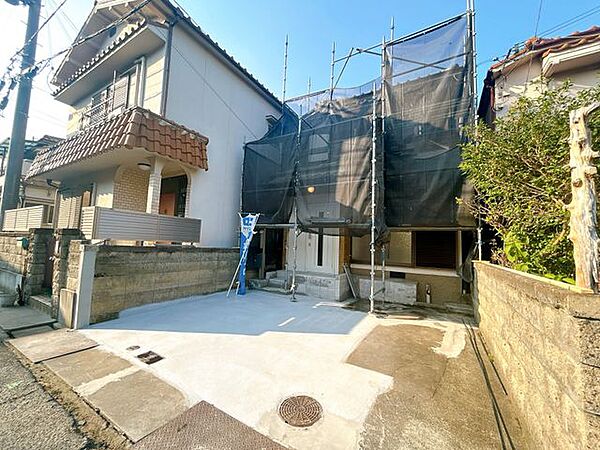 【リフォーム済】現地外観写真別角度になります。外壁塗装工事を行いました。草木も伐採を行い、オール電化住宅に変更致しました。
