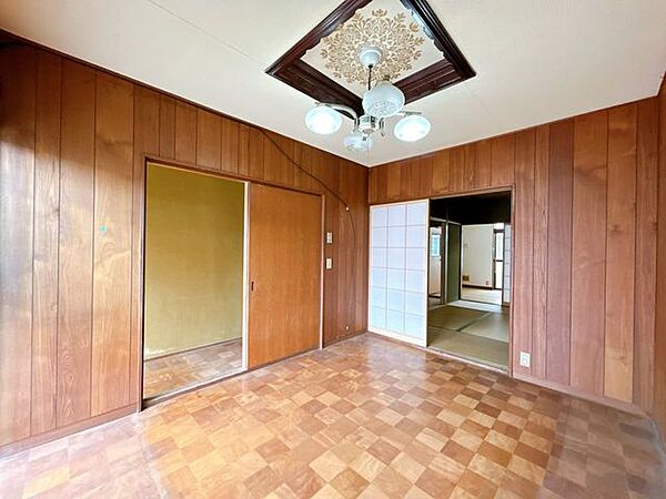 【現況】1階6帖洋室別角度写真になります。