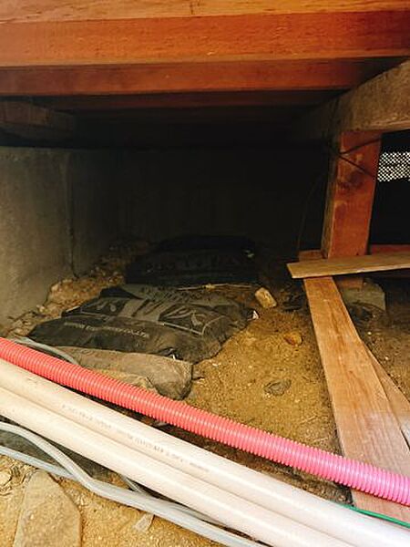 【床下】中古住宅の3大リスクである、雨漏り、主要構造部分の欠陥や腐食、給排水管の漏水や故障を2年間保証します。その前提で床下まで確認の上でリフォームし、シロアリの被害調査と防除工事も行いました。