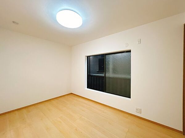 【リフォーム済】2階東側6帖洋室の写真です。クロス交換、照明交換を行いました。