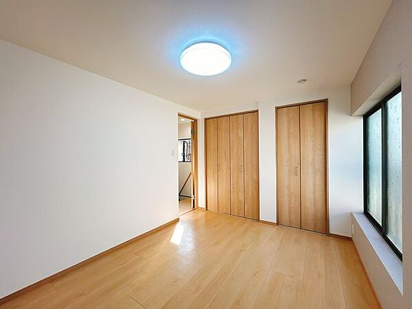 【リフォーム済】2階南側6帖洋室別角度になります。クロス張替、照明交換を行いました。
