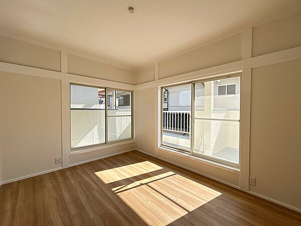 【リフォーム済】2階洋室約6.7帖です。建具交換、クロス張替え等を行っております。バルコニー付きで陽当たり良好です。