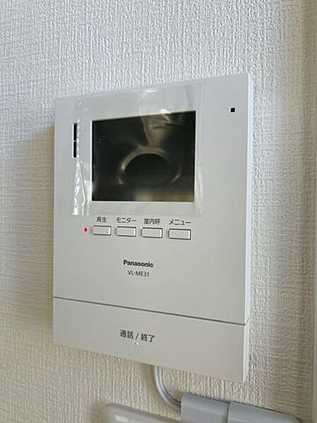 【リフォーム済】モニター付きインターホンです。新品に交換済みです。モニターがついているのでら客時も安心ですね。