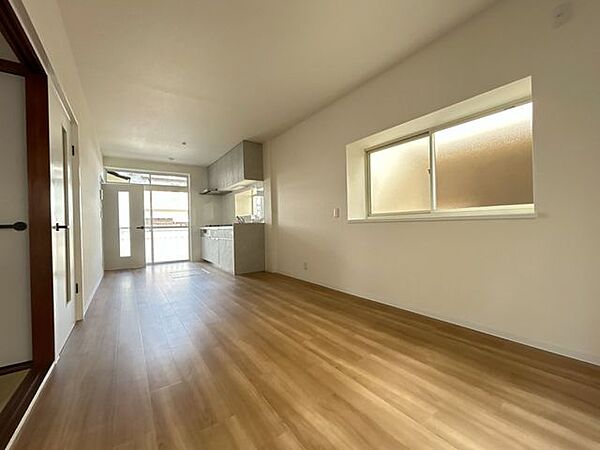 【リフォーム済】LDKの別角度です。三面採光で陽当たり良好です。