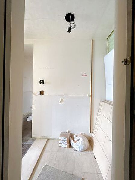 【リフォーム中】玄関の内側の写真です。シューズボックスの新設等行います。