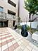 その他：【共用部】建物入り口付近の写真です。バイク置き場があります。