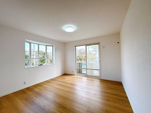 【リフォーム済】2F北東側洋室約9.5帖の写真です。クロス床の張替え、照明器具の新設、建具の交換等行いました。