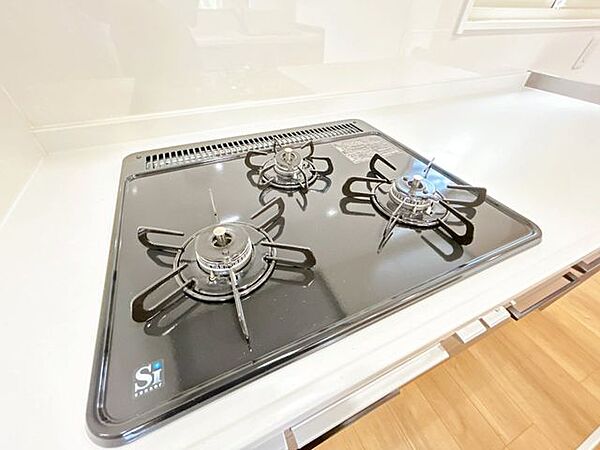 【リフォーム済】コンロの写真です。三口あるのでお料理の効率が上がりますね。