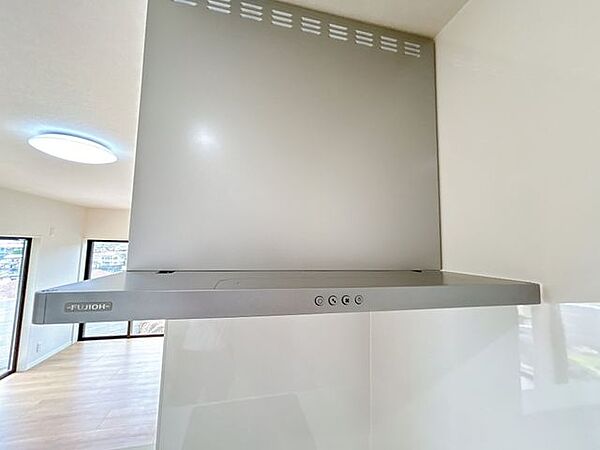 【リフォーム済】レンジフードの写真です。スリム型で見た目もおしゃれですね。