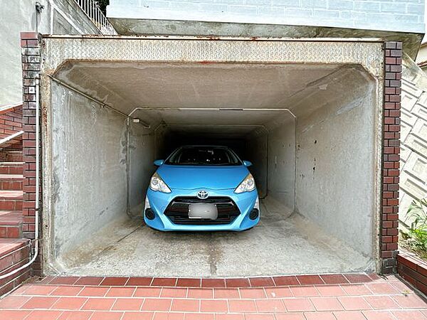 【リフォーム済】駐車場の写真です。普通車1台駐車可能です。高さは約2ｍあるので、高さのあるお車でも駐車できそうですね。現地にてご確認ください。